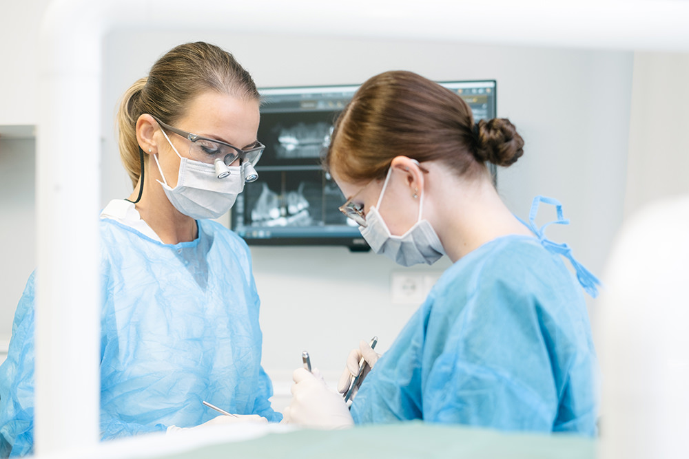 Zahnarzt-Wandsbek-Dr-Julia-Lenzner-Oralchirurgie